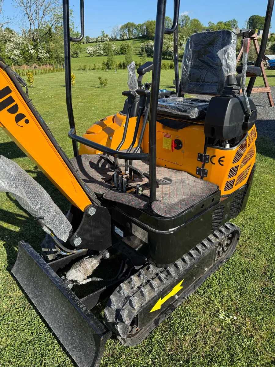 1350kg mini digger - Image 4