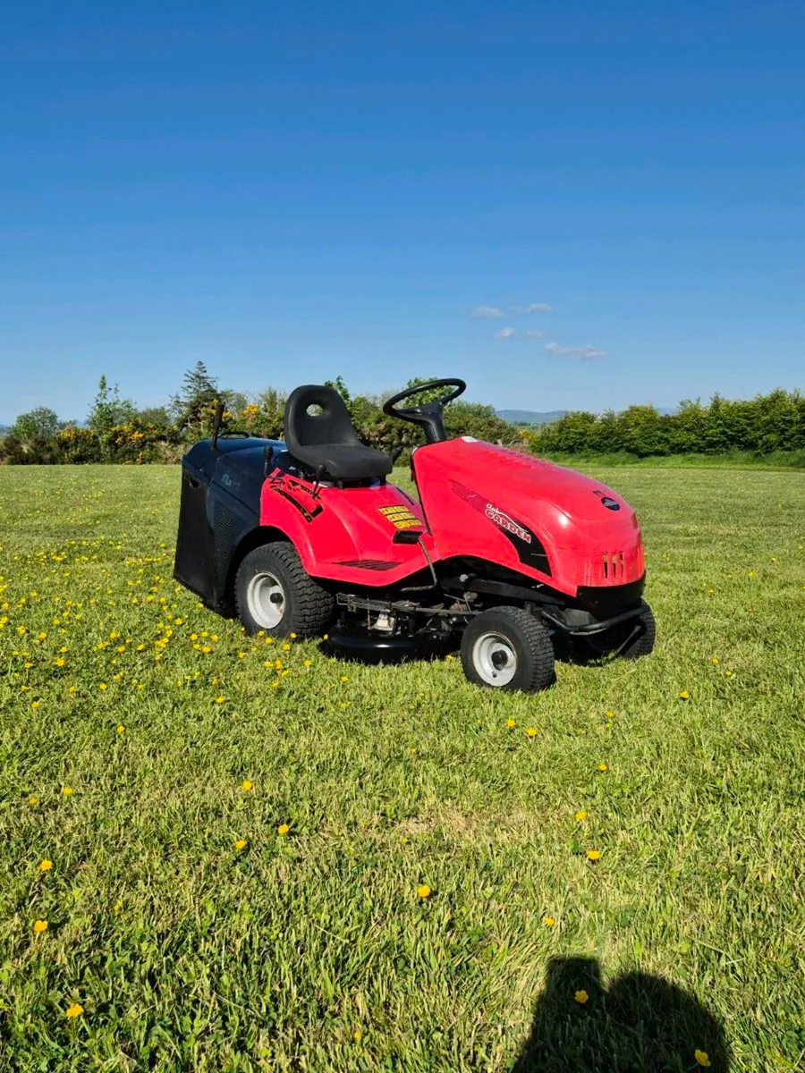 Castle garden ride on lawnmower - Image 1