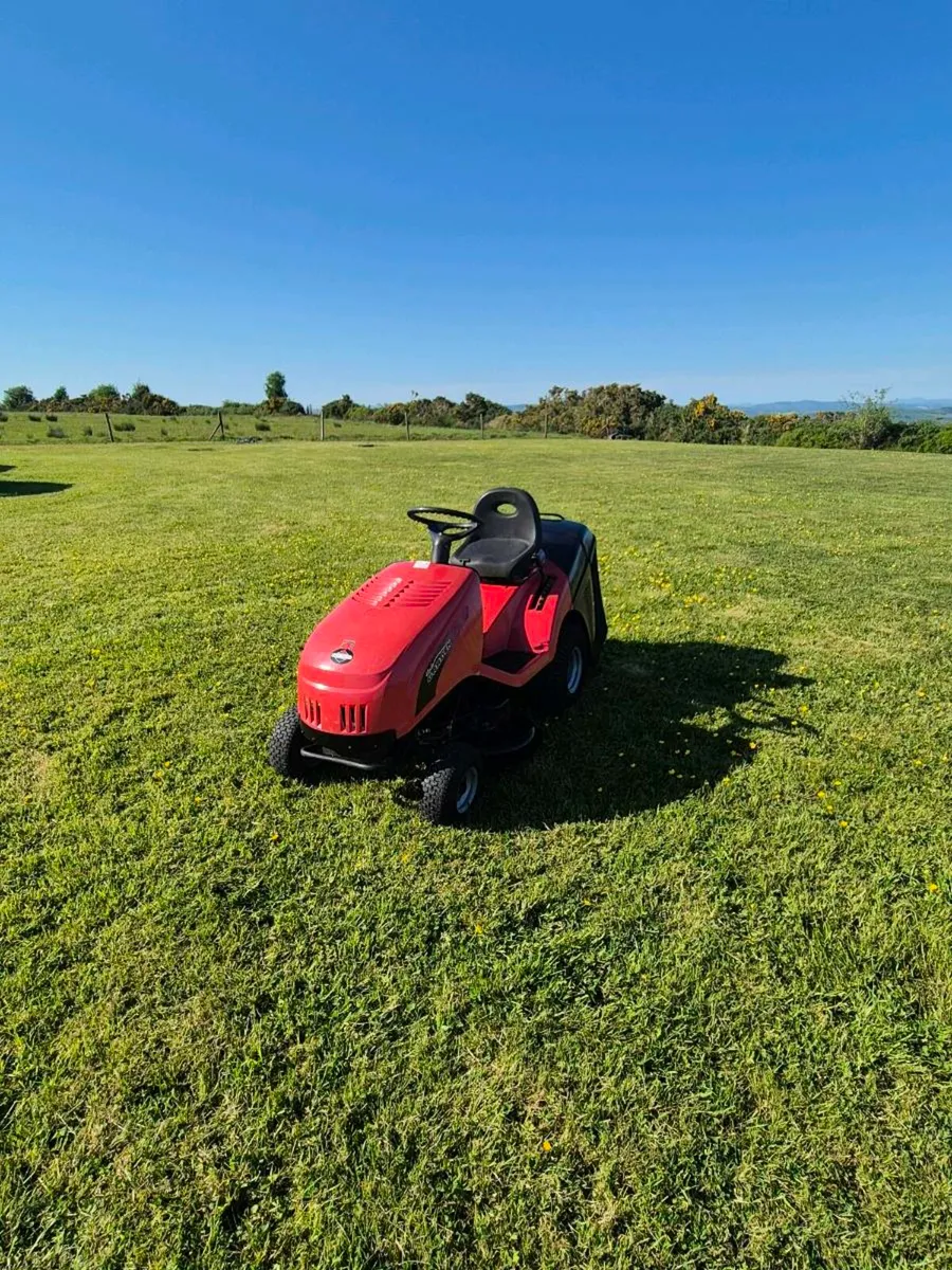 Castle garden ride on lawnmower - Image 2