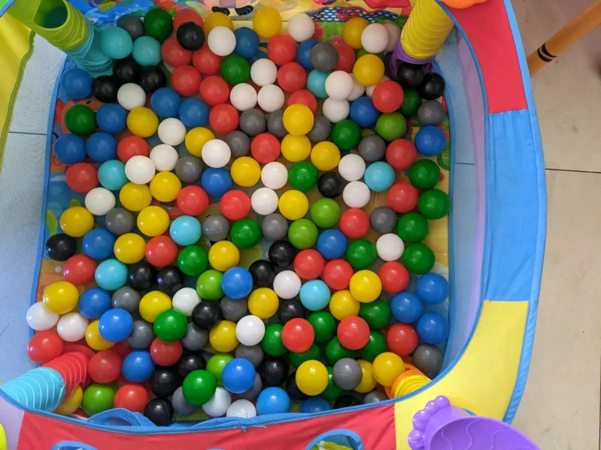 High chair and Ball pit - Image 1