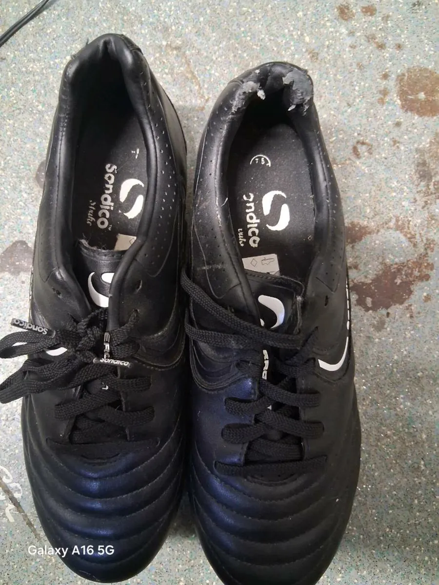 Football boots - Image 1