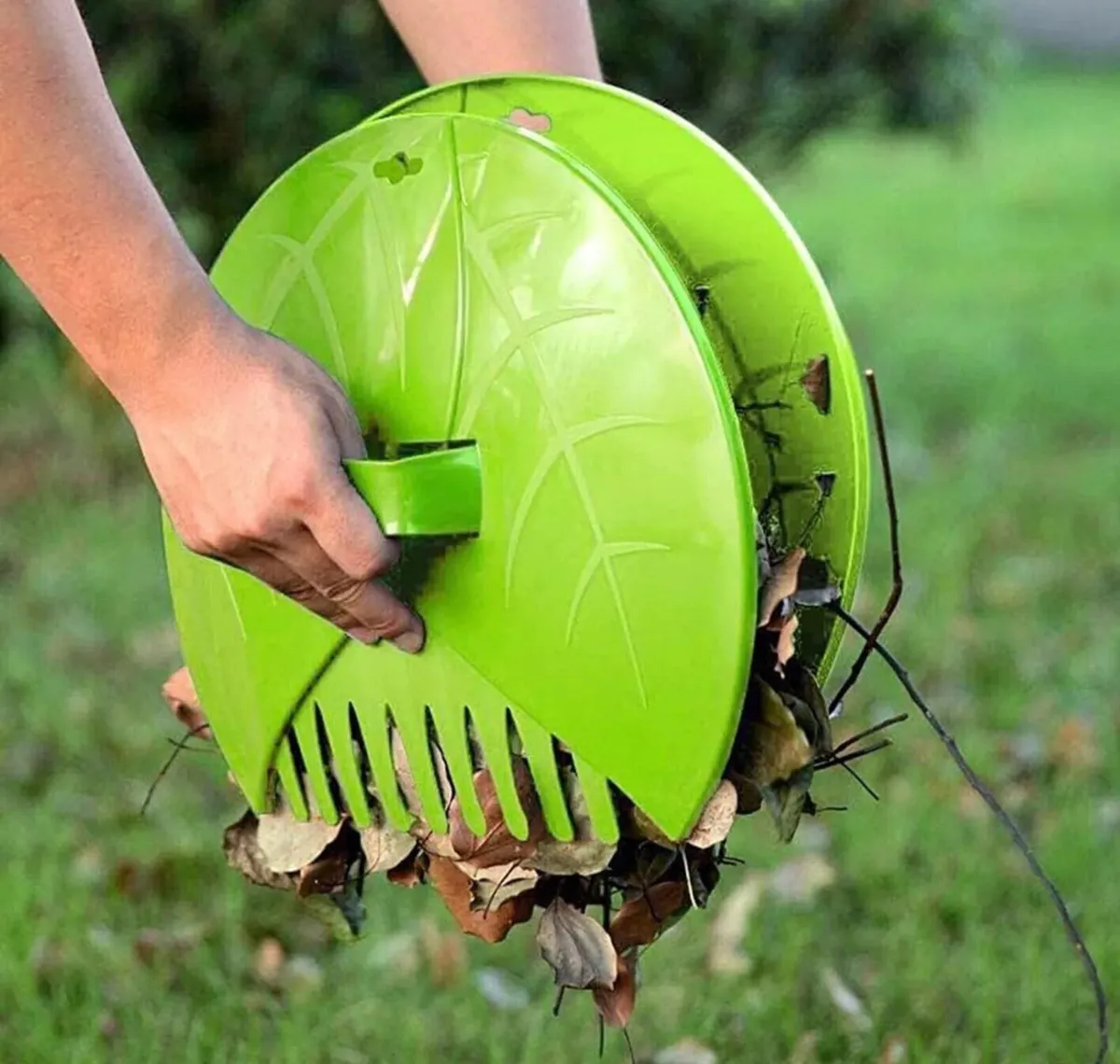 2 Leaf Grabbers Handheld Garden Scoops - Image 1