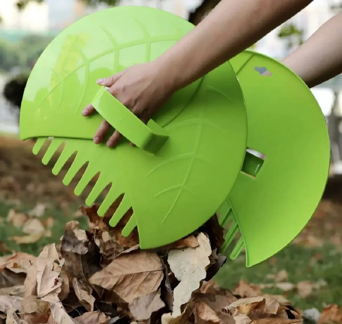 2 Leaf Grabbers Handheld Garden Scoops - Image 3