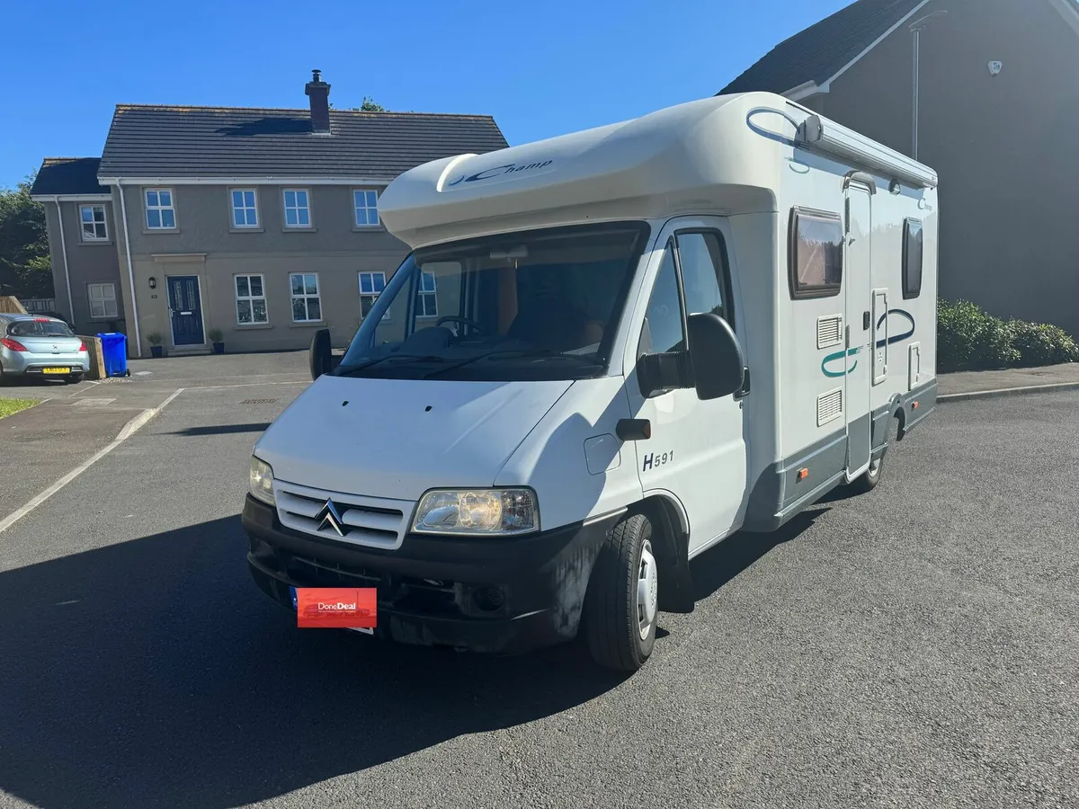 2004 Lunar champ 4 berth. Fixed bed. Dinette. - Image 2