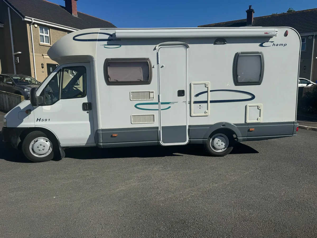 2004 Lunar champ 4 berth. Fixed bed. Dinette. - Image 3
