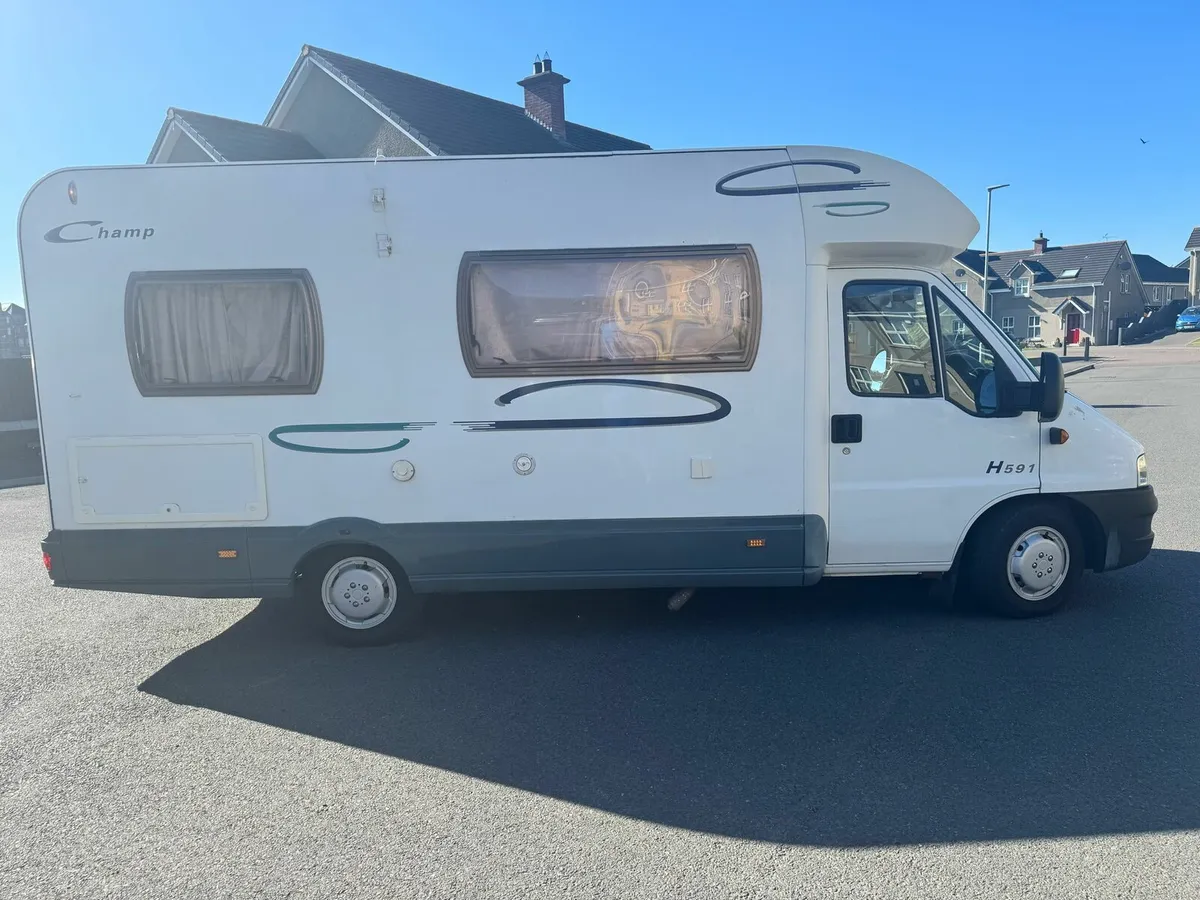 2004 Lunar champ 4 berth. Fixed bed. Dinette. - Image 4