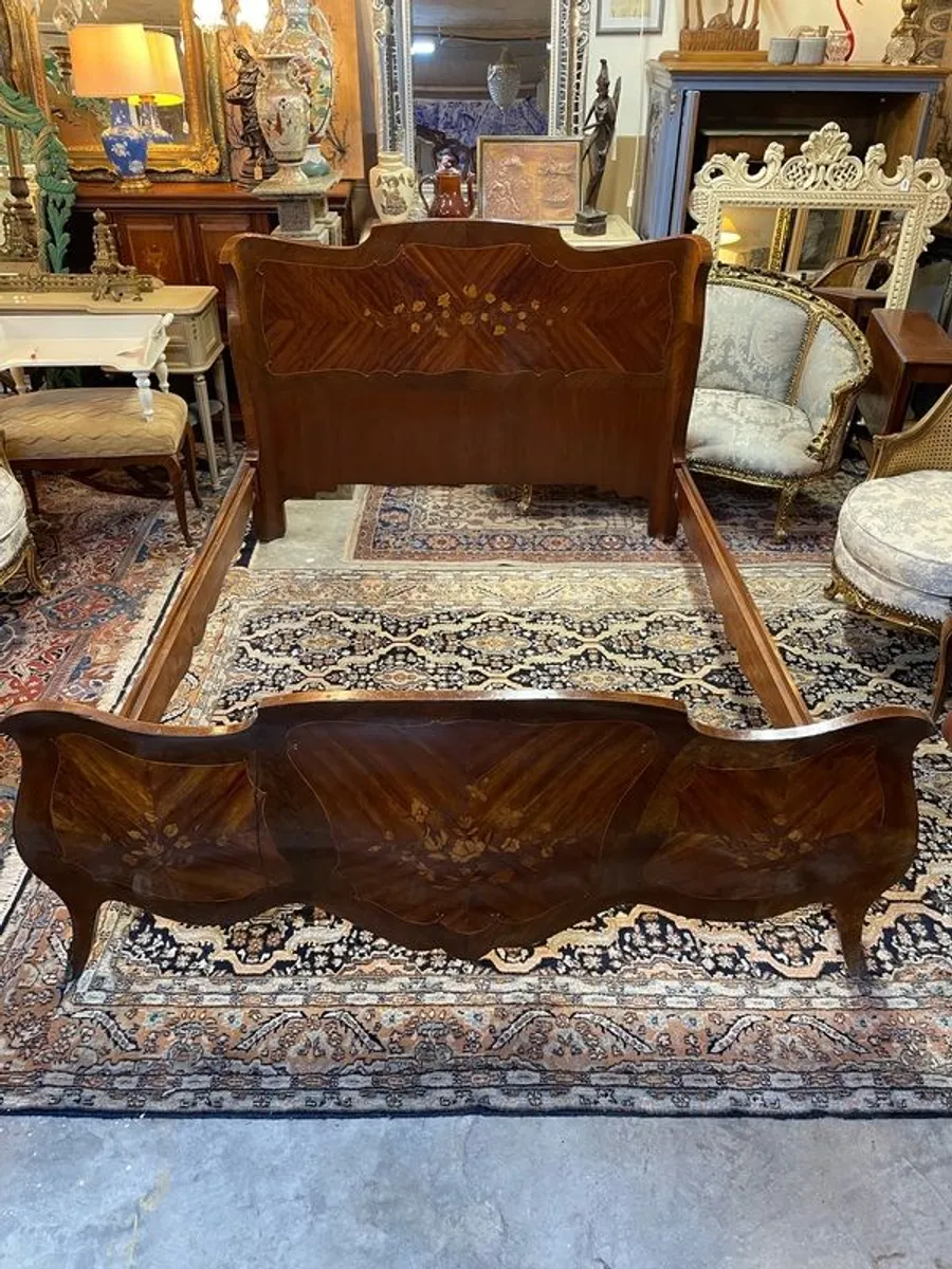 An Elegant 20th Century French Bed Frame. - Image 1