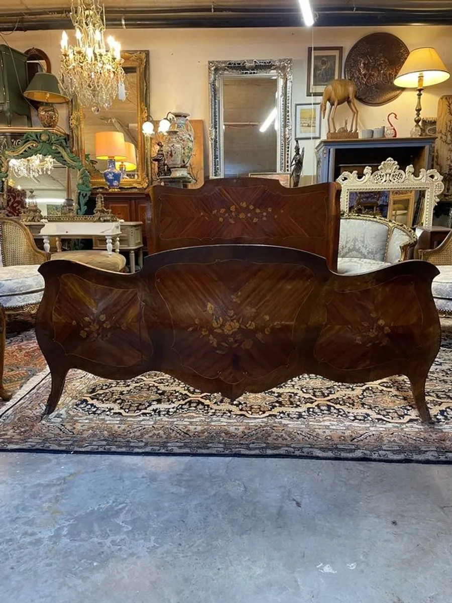 An Elegant 20th Century French Bed Frame. - Image 3