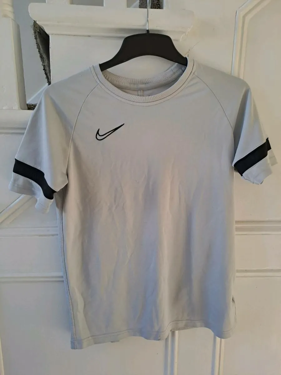 Free Nike Tee shirt kids size XL - Image 1