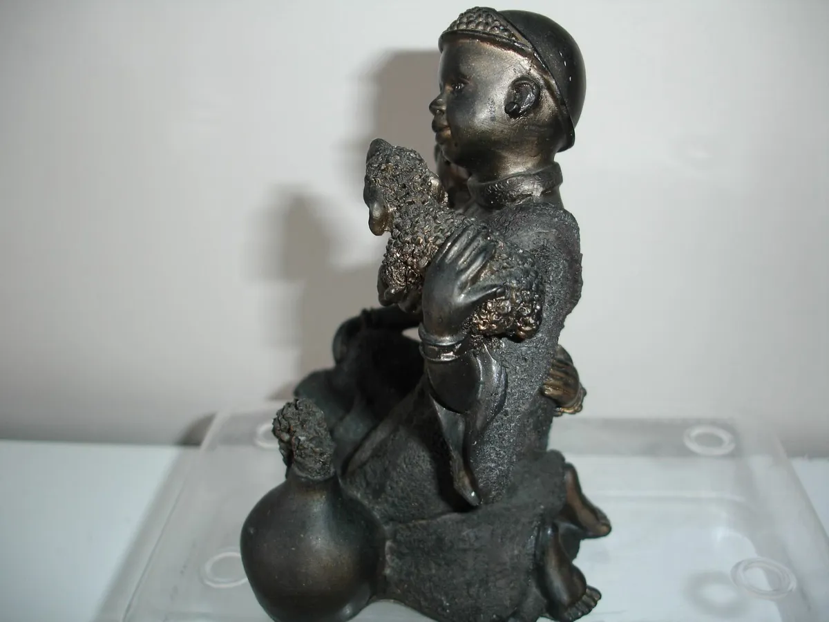 Two Masai Children Figurine - Image 2