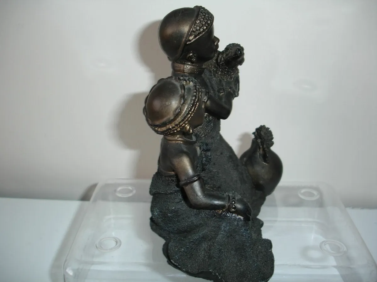 Two Masai Children Figurine - Image 3