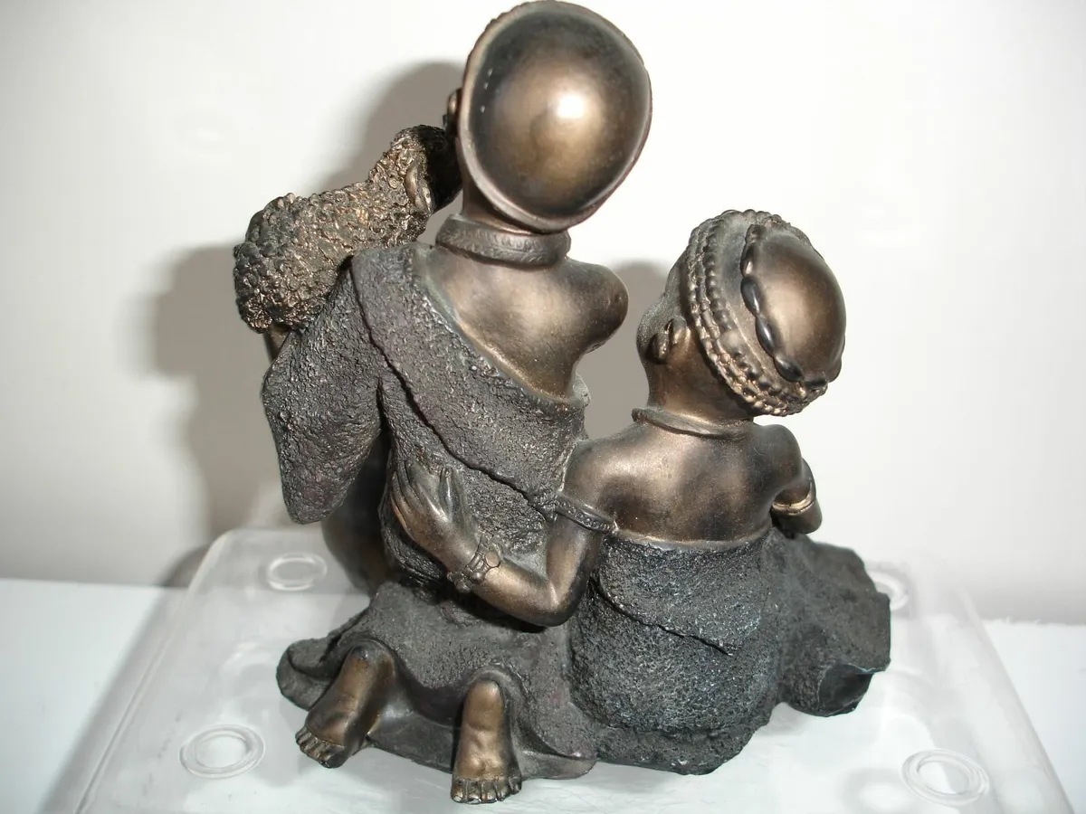 Two Masai Children Figurine - Image 4