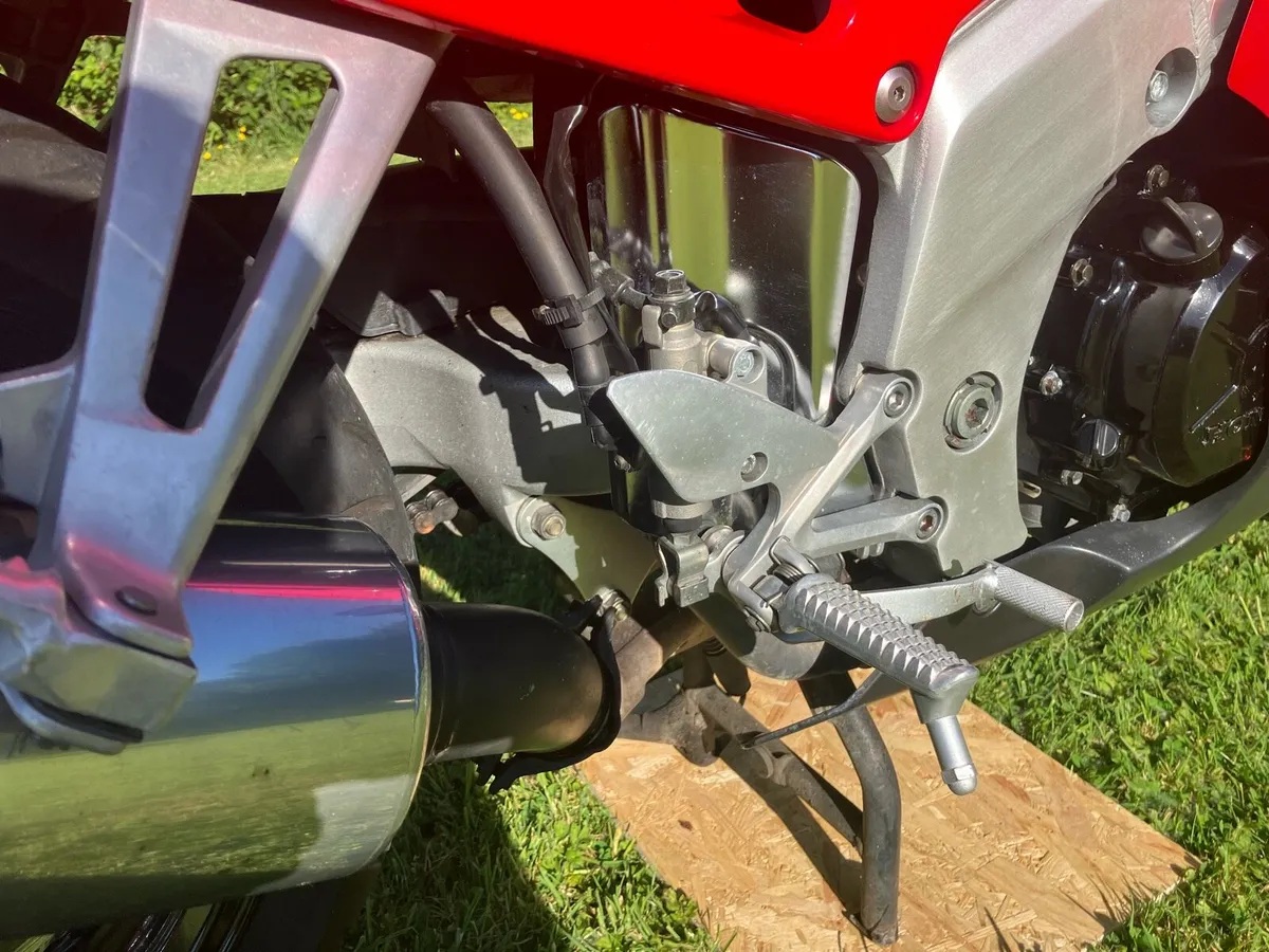 Mint Honda VFR 750 RC36 - Image 3