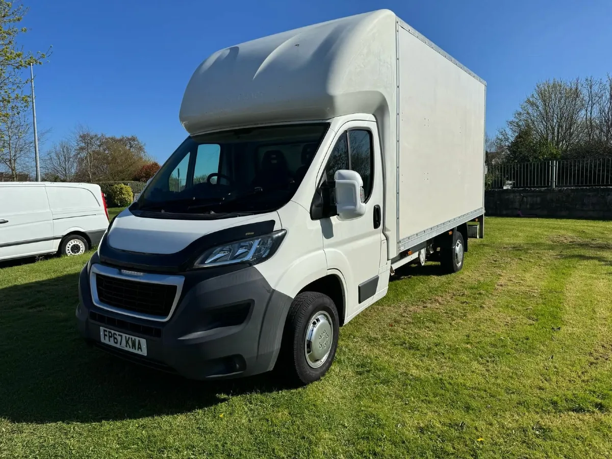 Peugeot Boxer Luton 2017 with electric tail lift. - Image 2