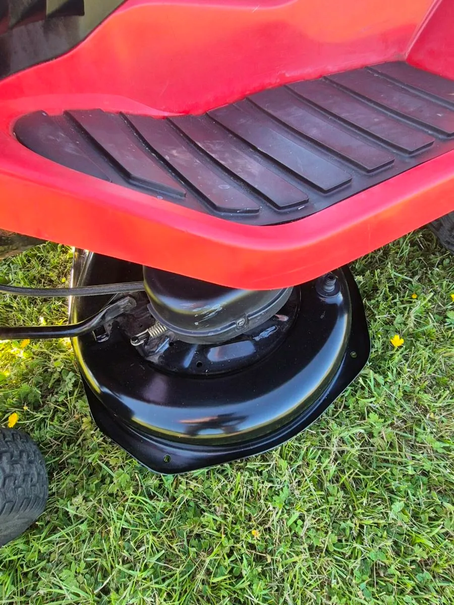 Castle garden ride on lawnmower - Image 3