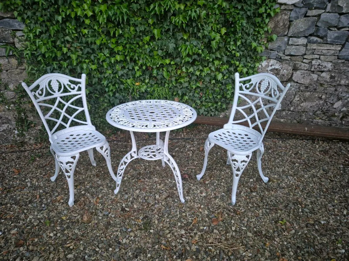 Table and chairs - Image 3