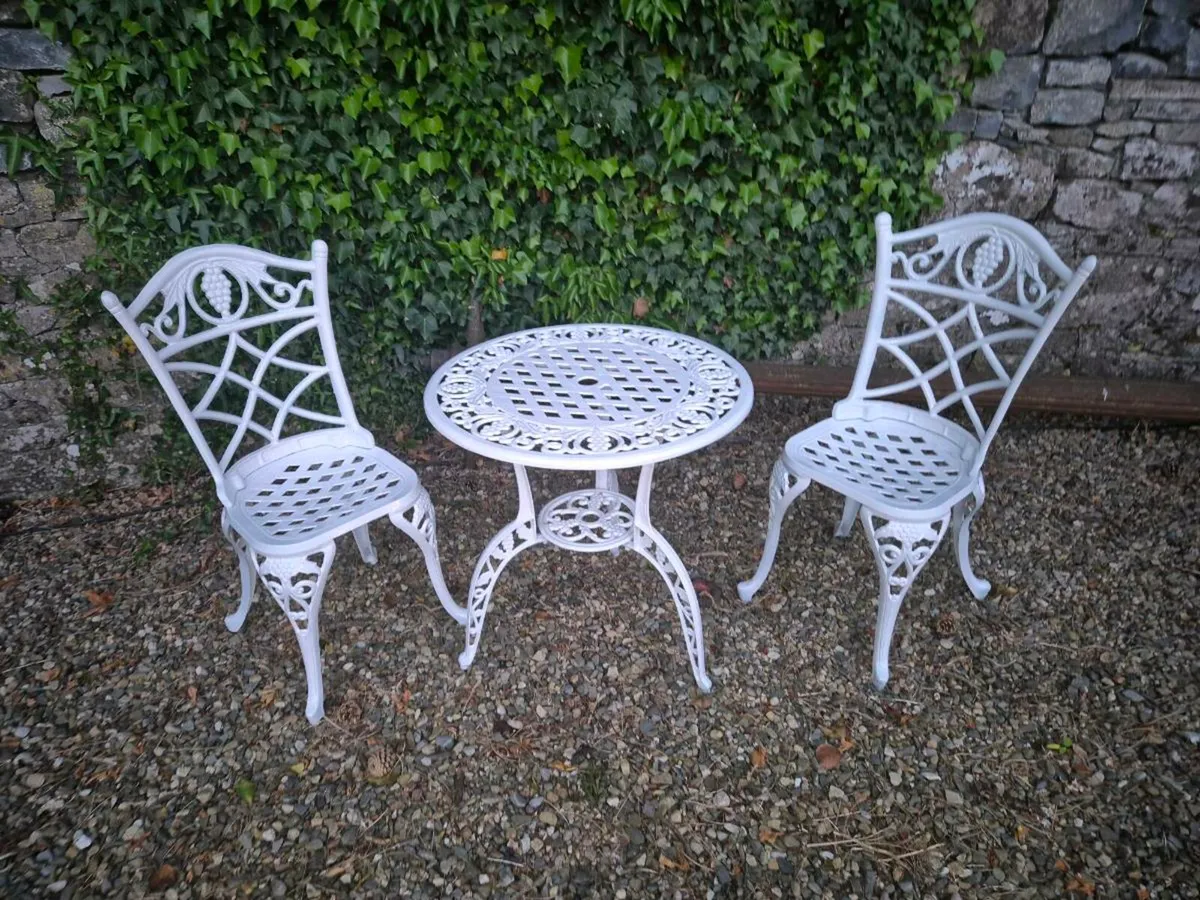 Table and chairs - Image 4