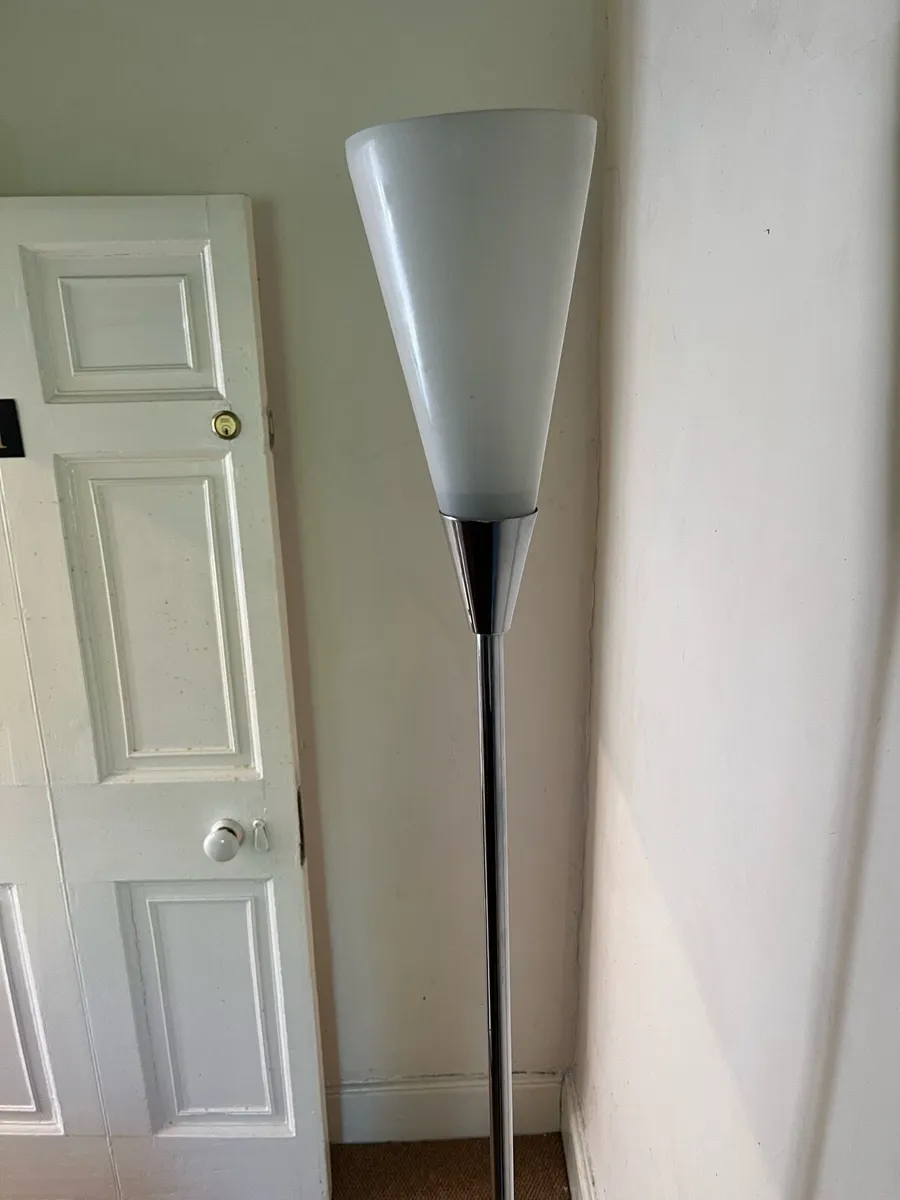 Tall upward lamp stand - Image 1