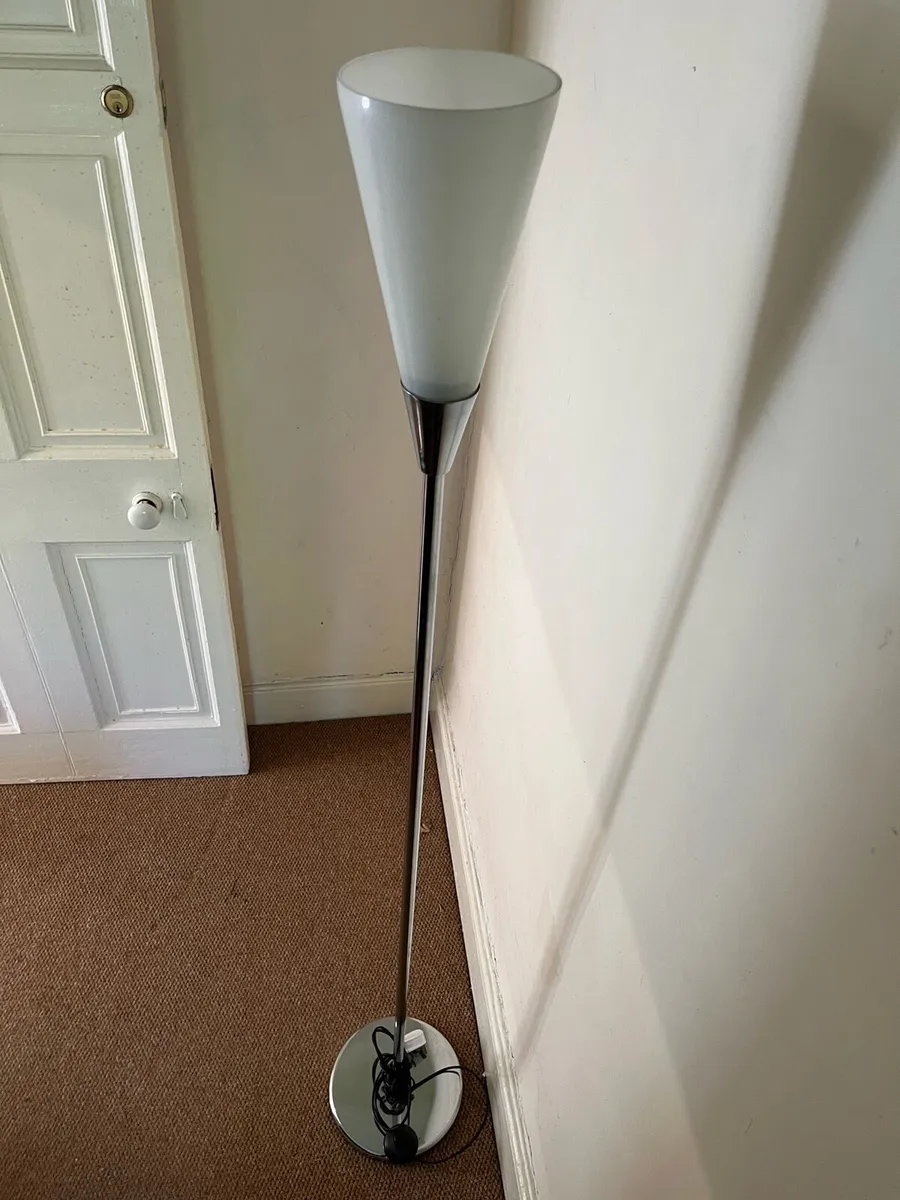 Tall upward lamp stand - Image 2