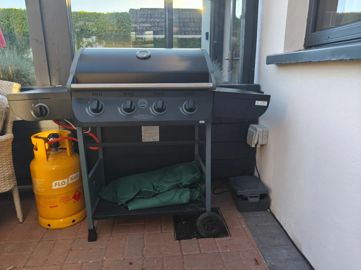 BBQ - 4 Burner - Image 1