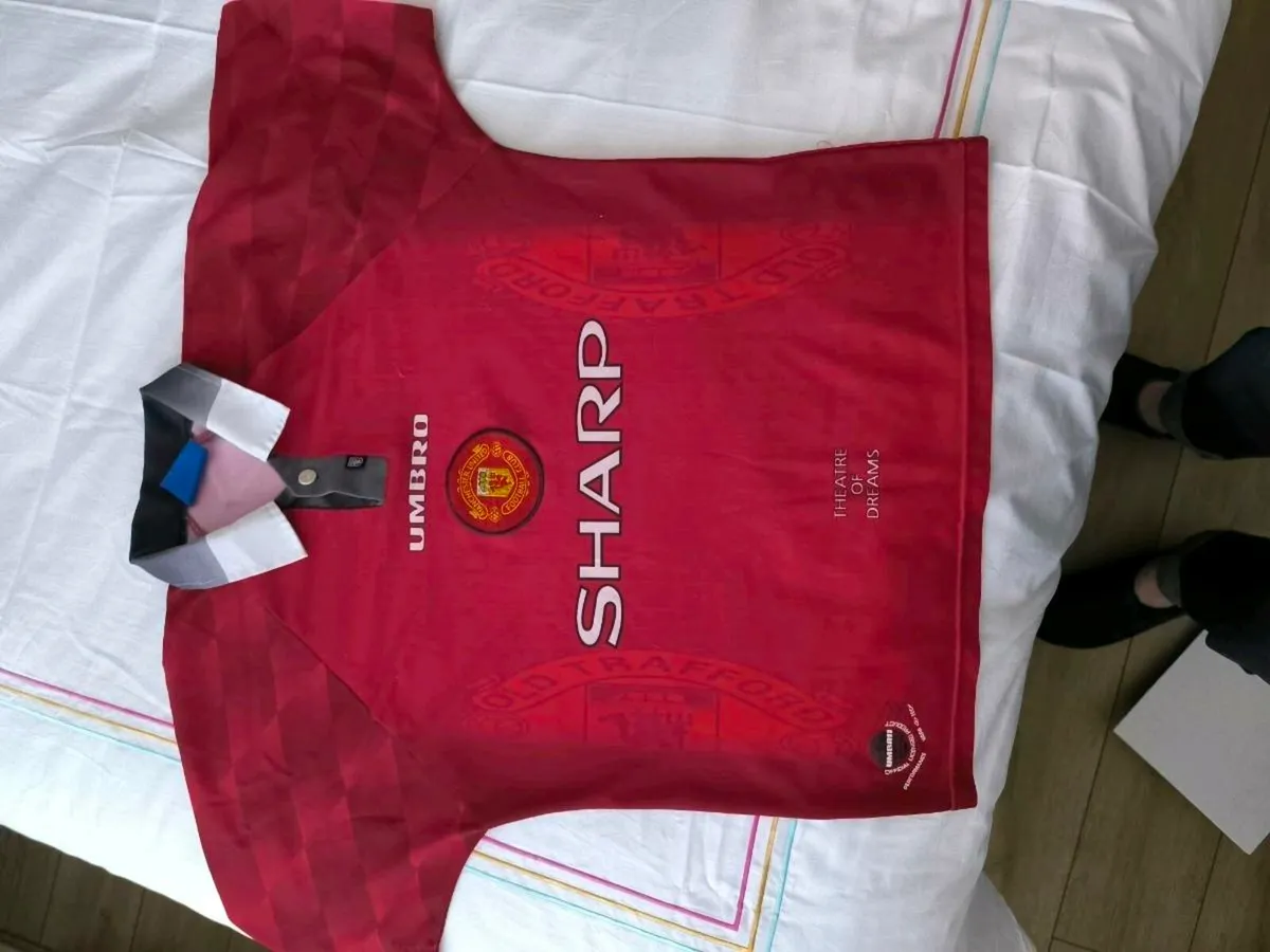 Manchester United 1997 - 1999 Home Jersey (M) - Image 1