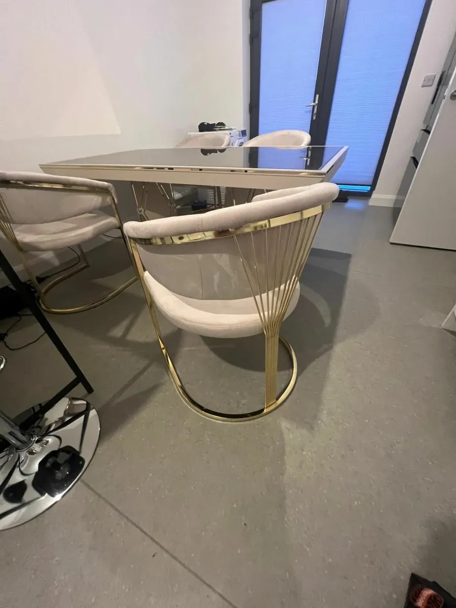 Dining table - Image 1