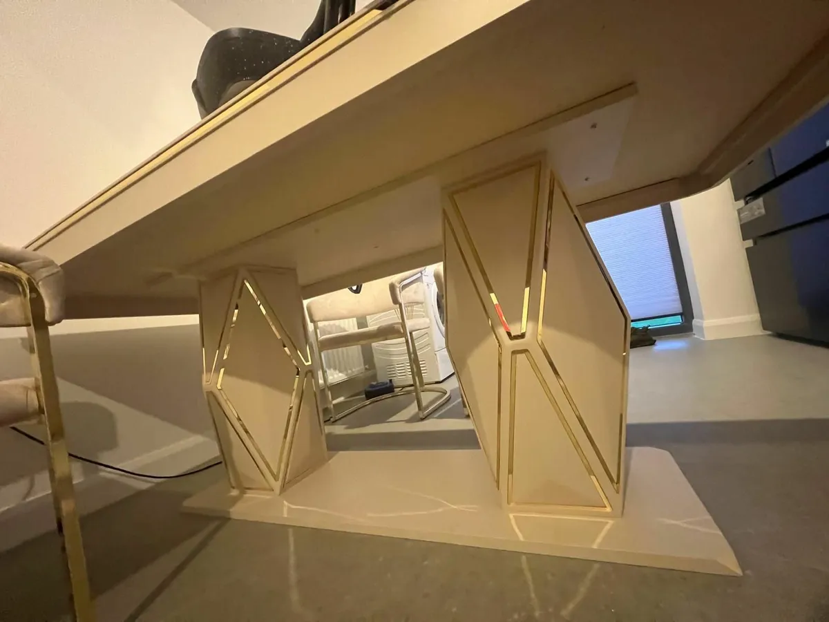 Dining table - Image 3