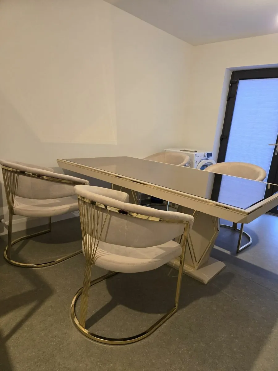 Dining table - Image 4