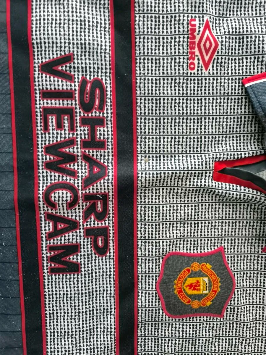 Manchester United Vintage Third Kit 1995 - 1996 - Image 3