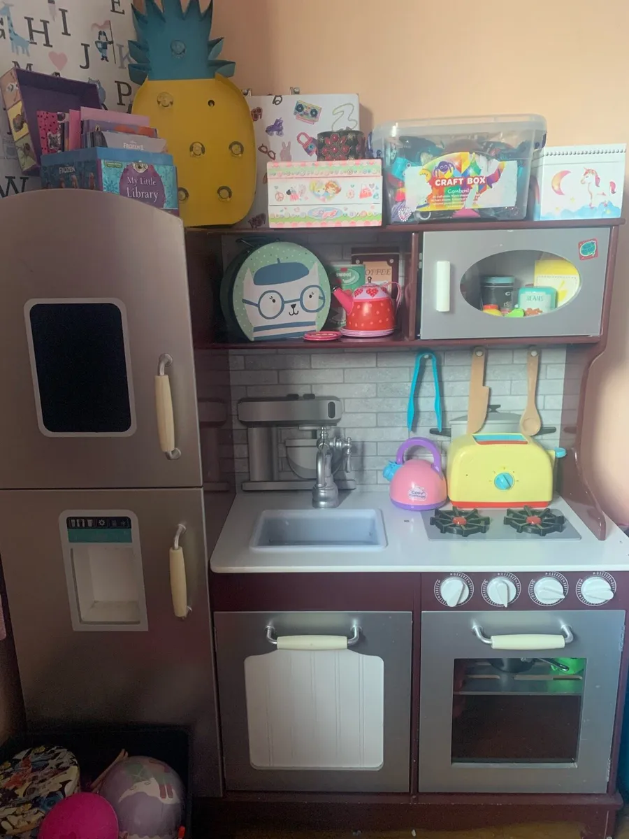 Children’s play kitchen - Image 1