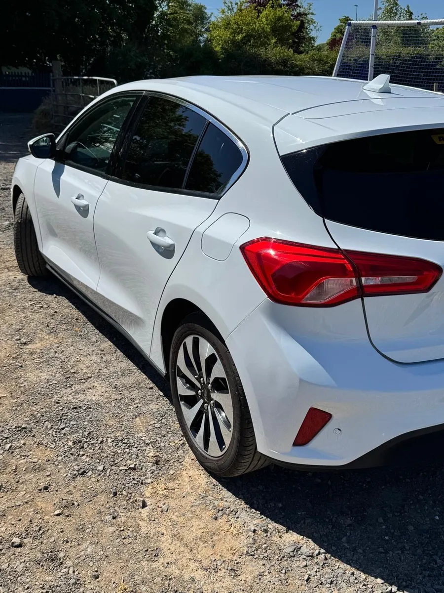 Ford Focus 1.L Zetec Ecoboost - Image 4