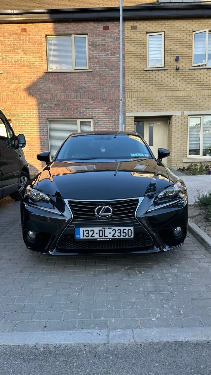 Lexus IS300H - Image 1