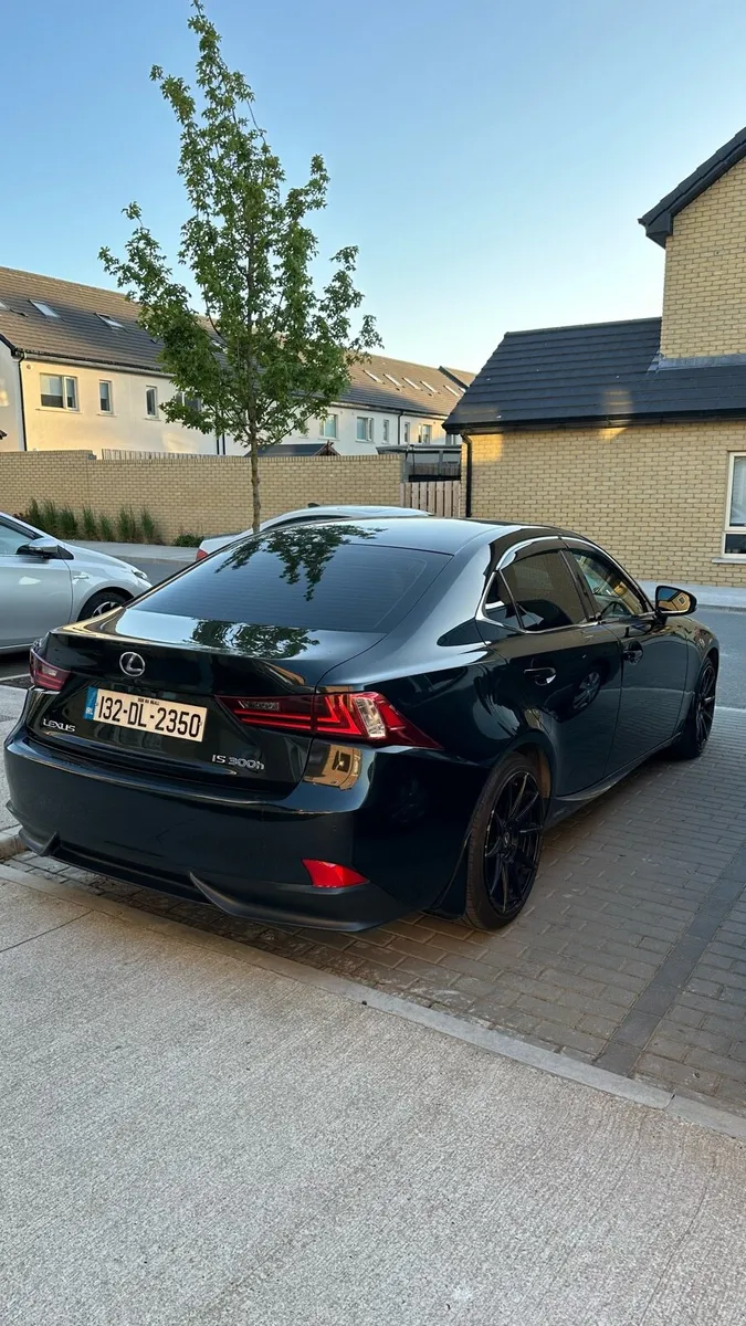 Lexus IS300H - Image 2