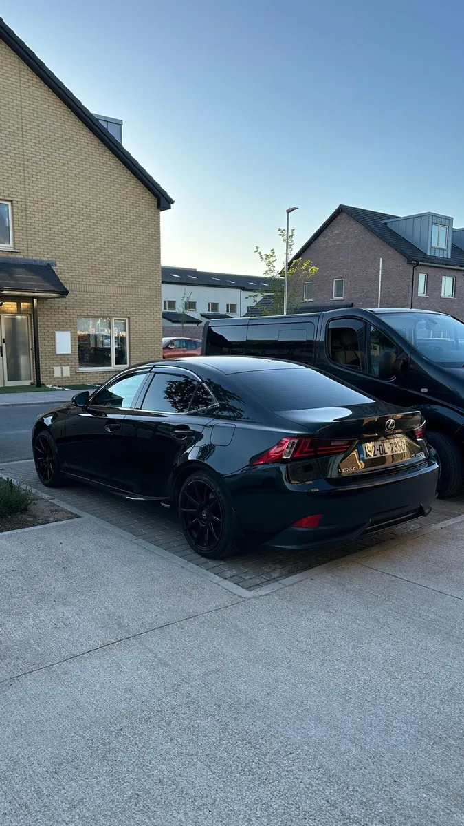 Lexus IS300H - Image 3
