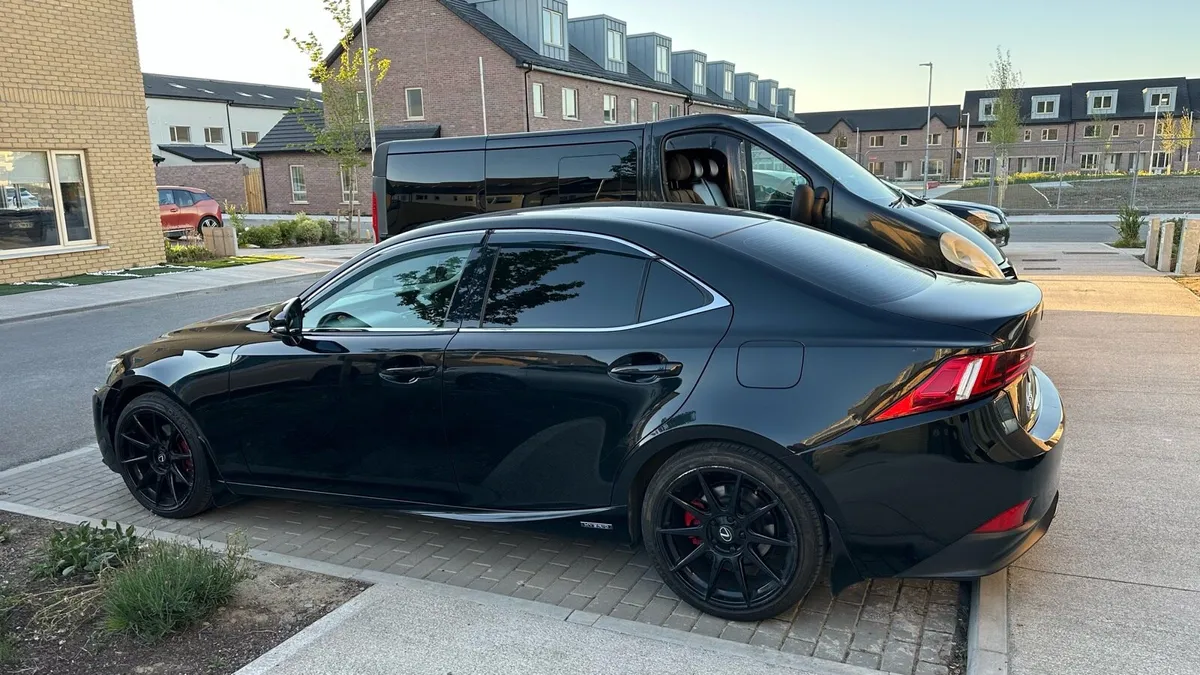 Lexus IS300H - Image 4
