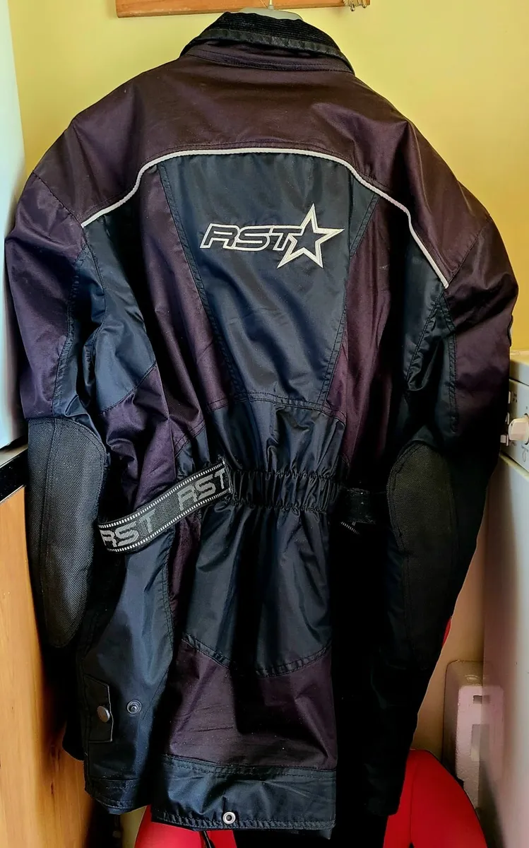 RST Mens Motorcycle Jacket & Airoh Helmet - Image 2