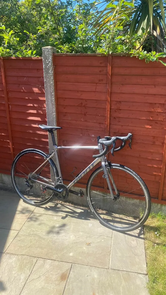 Giant Contend SL M/L Road Bike - Image 1