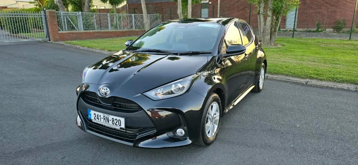 241 Toyota Yaris Hibrid 1.5 Luna - Image 1