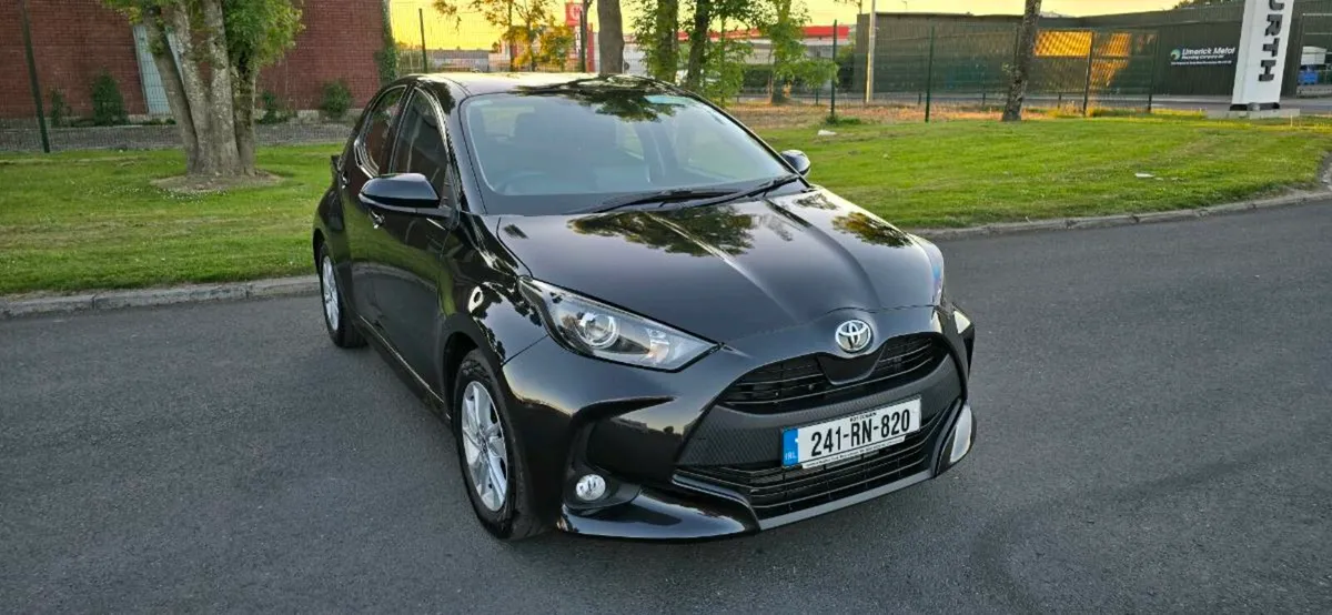 241 Toyota Yaris Hibrid 1.5 Luna - Image 2