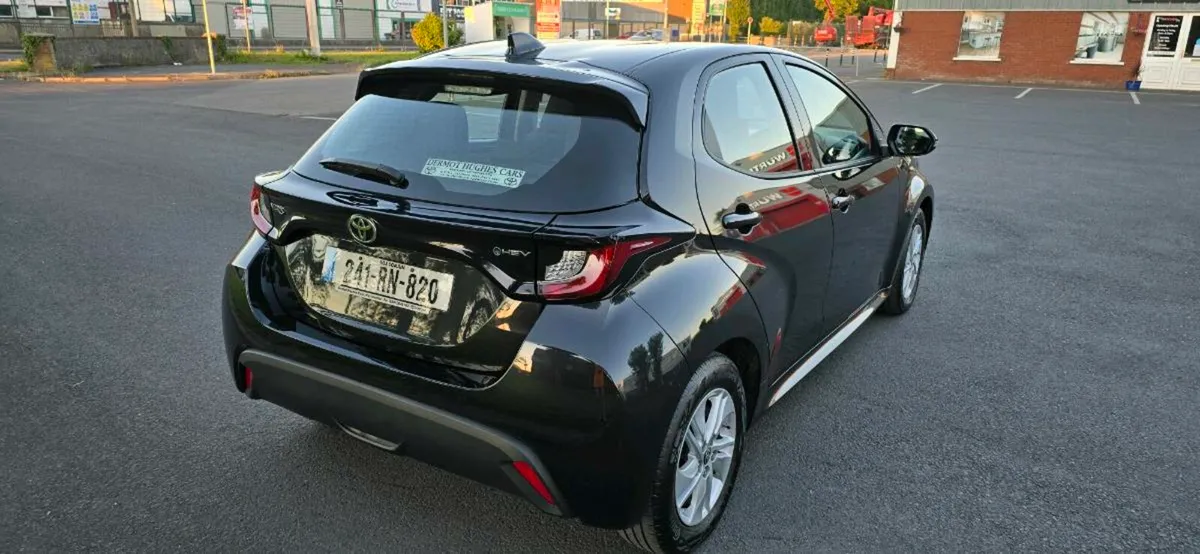 241 Toyota Yaris Hibrid 1.5 Luna - Image 3