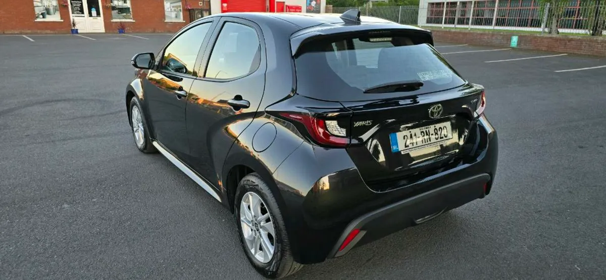 241 Toyota Yaris Hibrid 1.5 Luna - Image 4