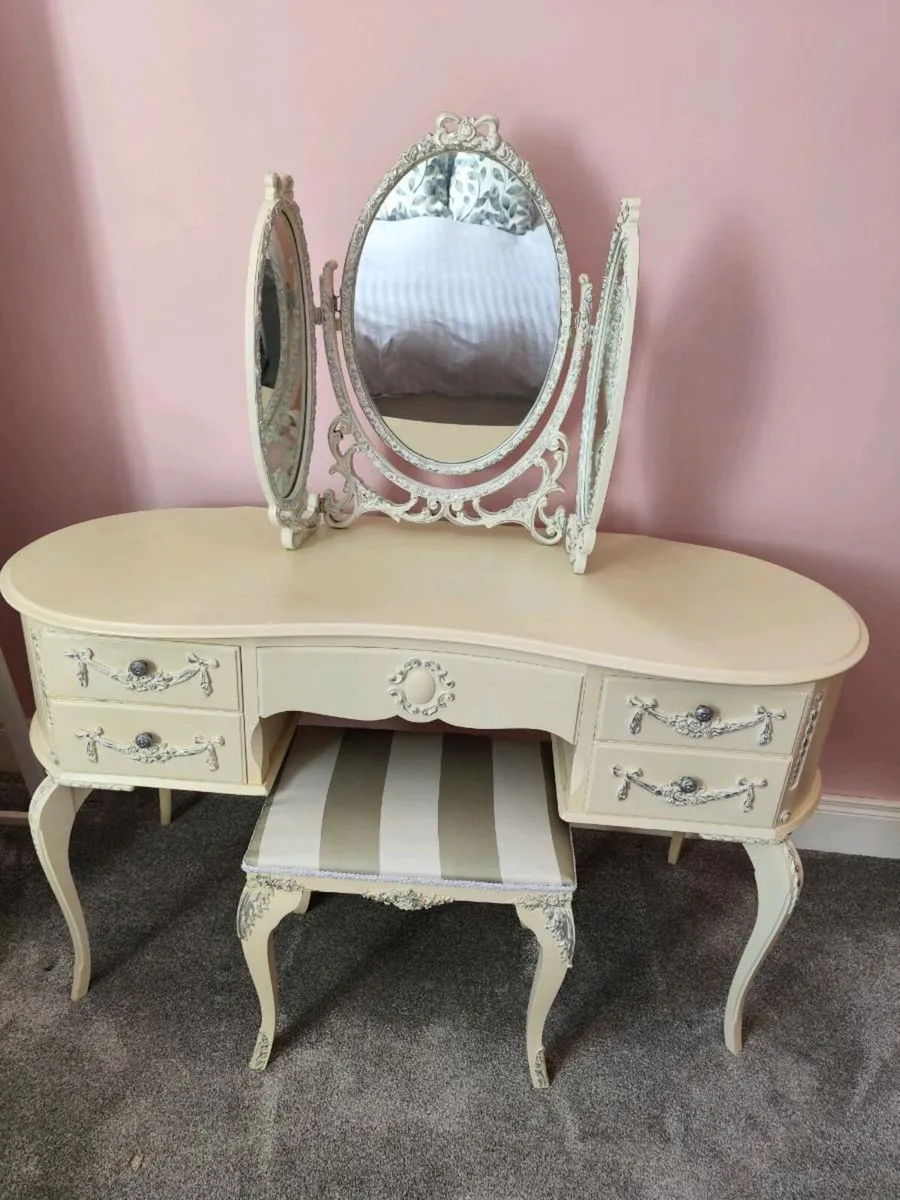 Dressing table and lockers - Image 1