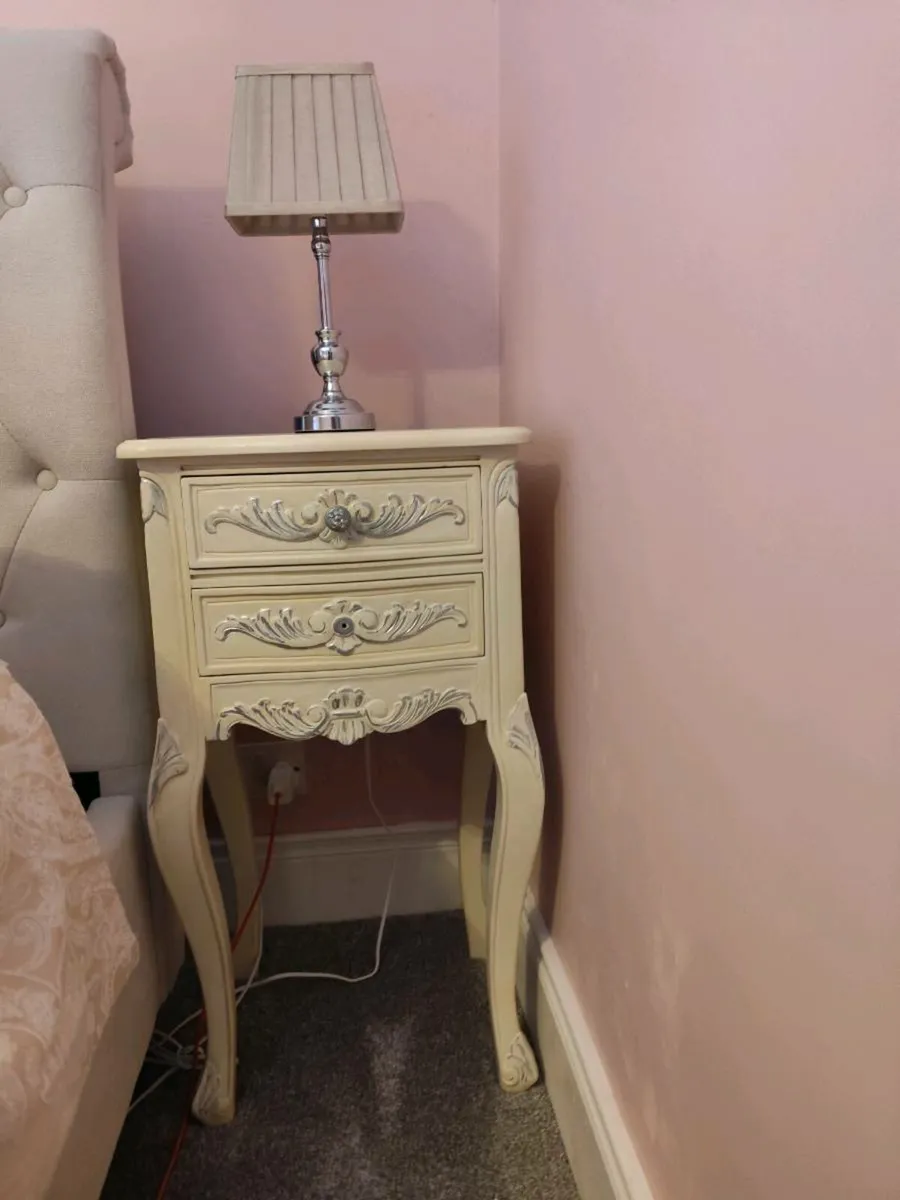 Dressing table and lockers - Image 2