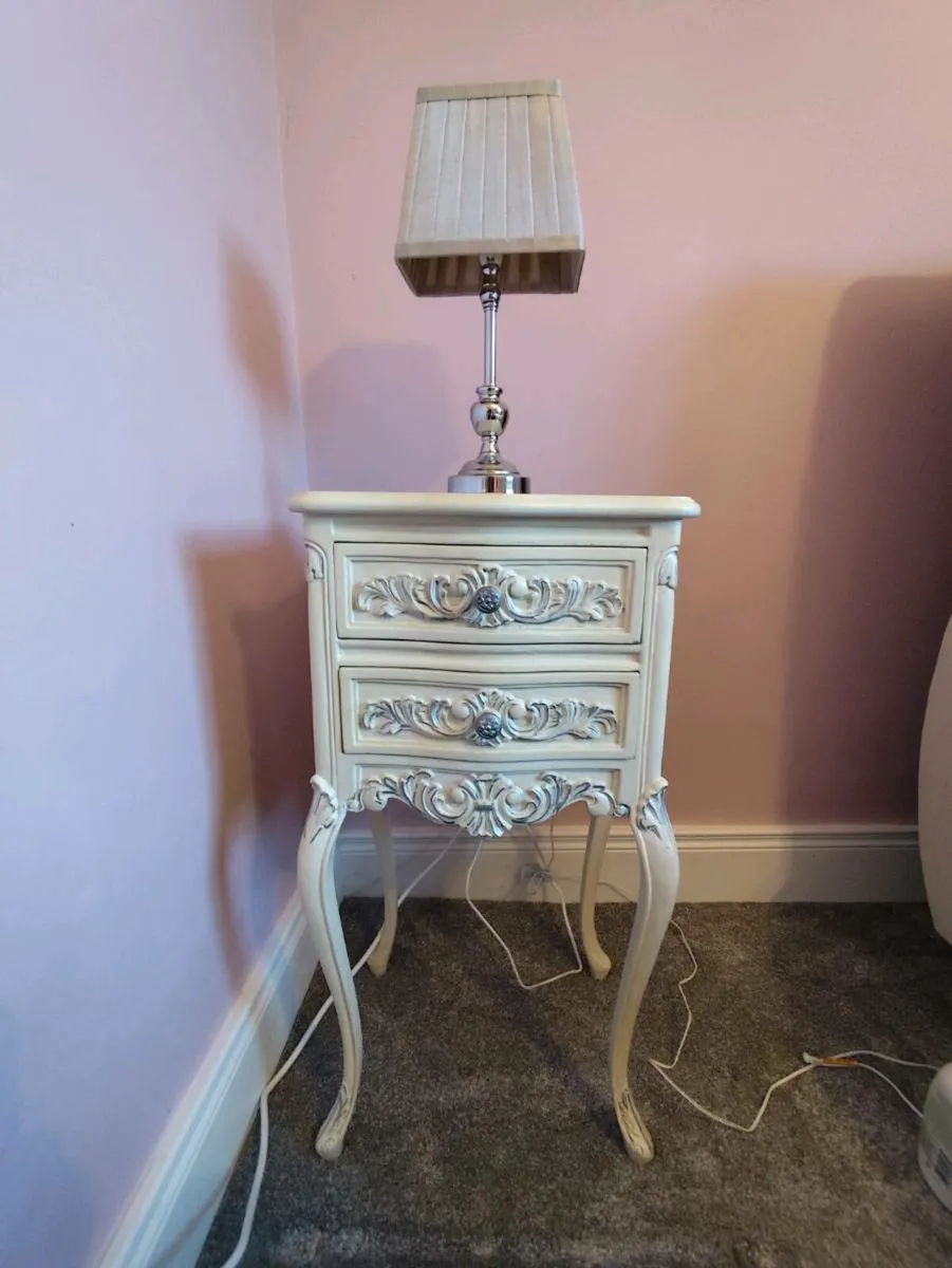 Dressing table and lockers - Image 3