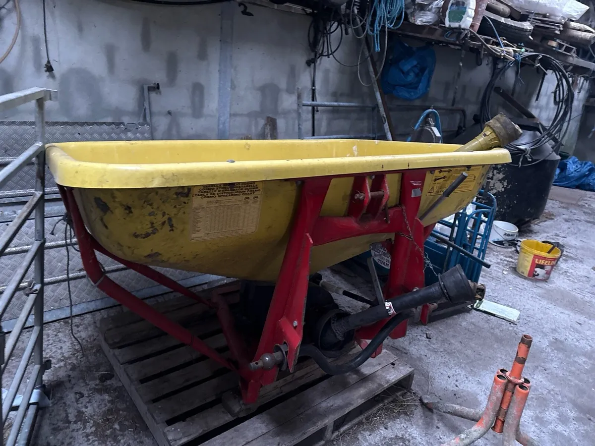 Fertilizer Spreader - Image 2