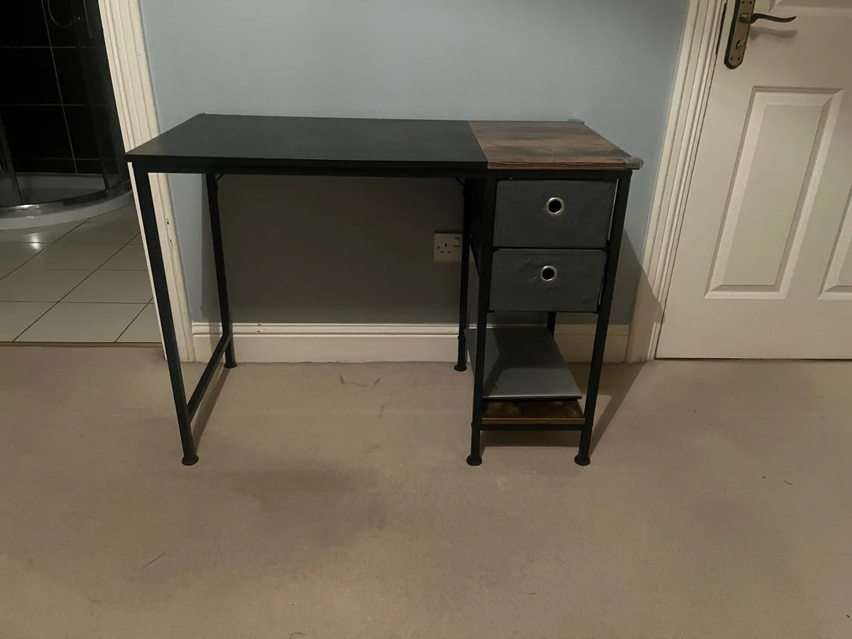 Office desk - Image 1