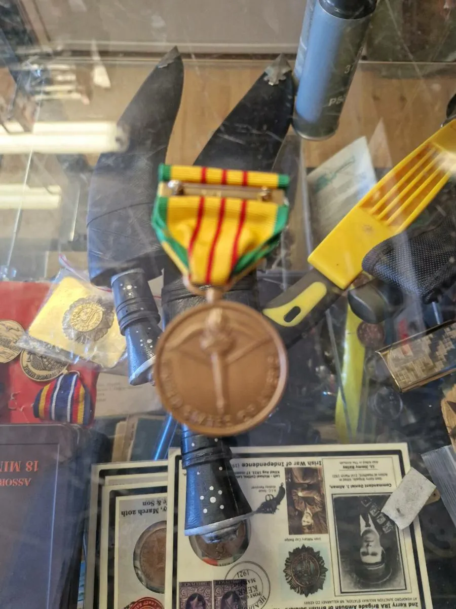 Vintage American Vietnam Service Medal - Image 1