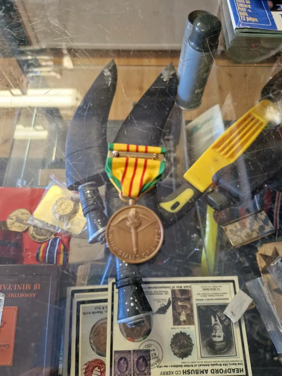 Vintage American Vietnam Service Medal - Image 2