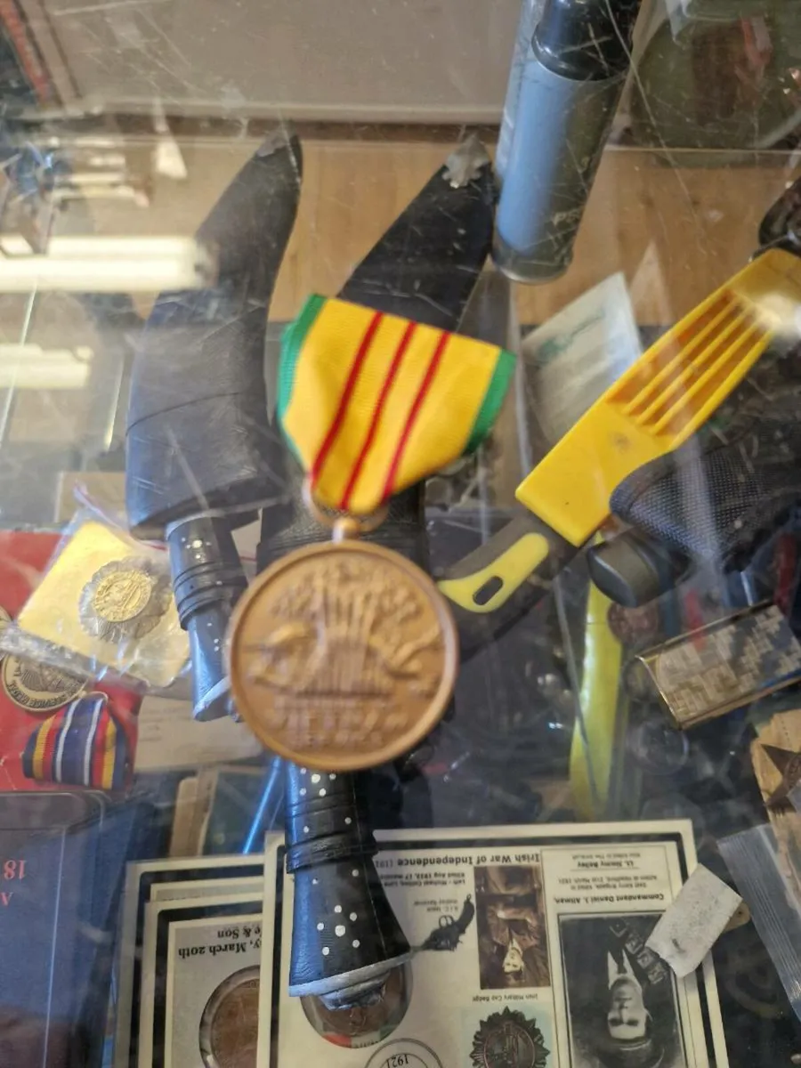 Vintage American Vietnam Service Medal - Image 3