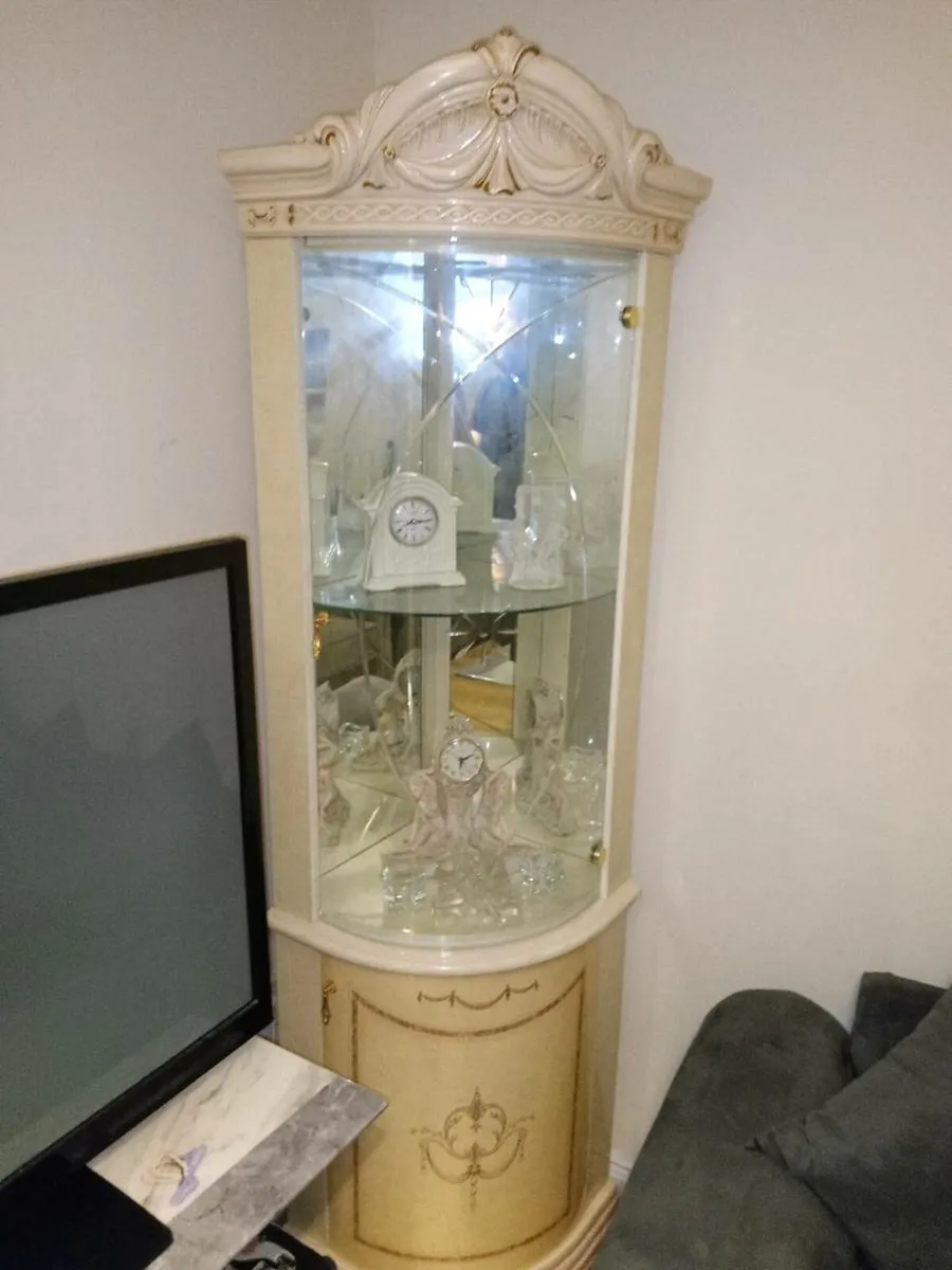 Italian corner piece